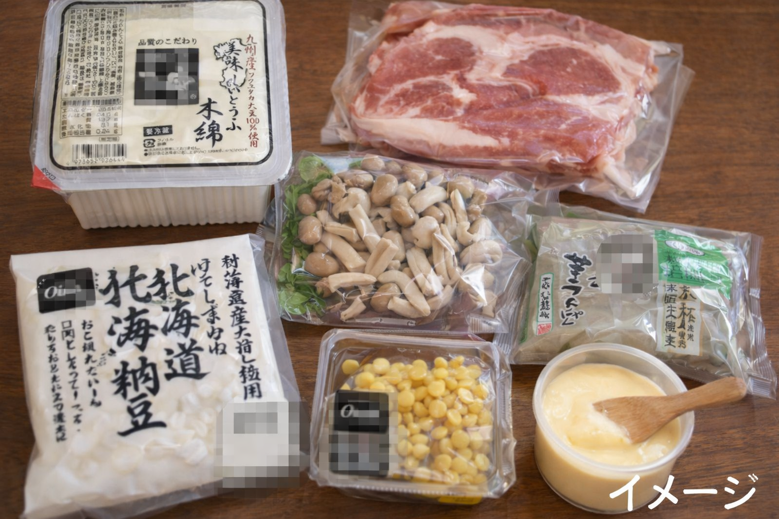 オイシックスの食材パック 豆腐・肉・きのこ・納豆が並んでいる