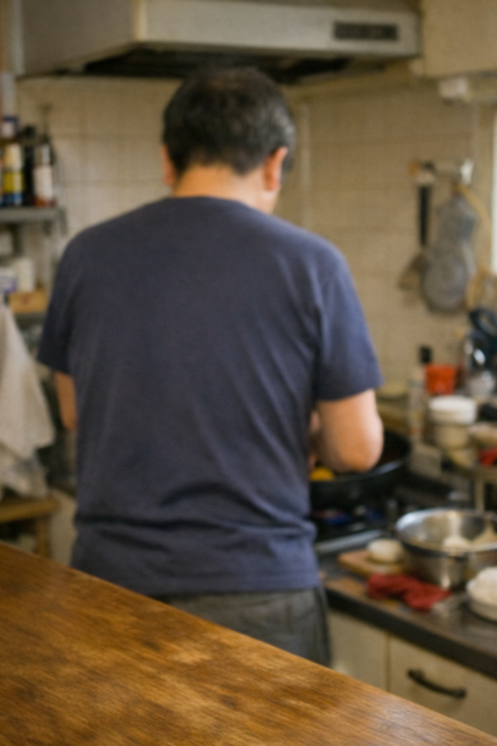 男性がキッチンで料理している