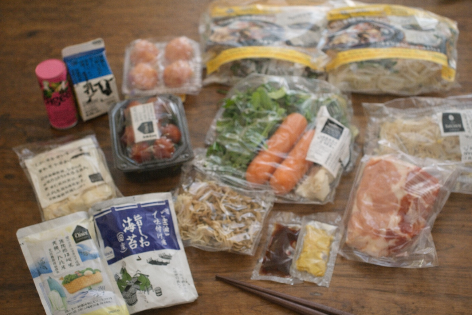 オイシックスお試しセットの中身が食卓に並んでいる